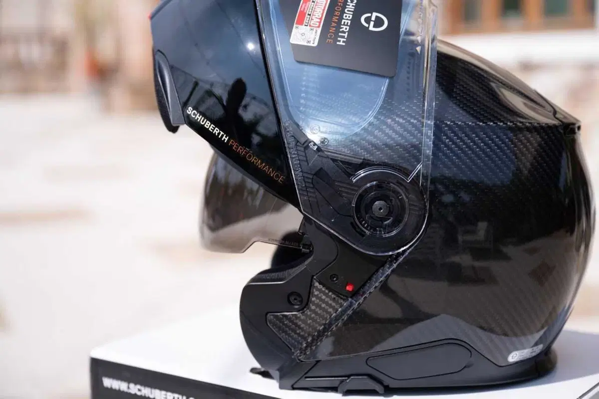 Come può un casco costare 1.500 euro? Vi sveliamo i segreti dello Schuberth C5 Carbon (10)