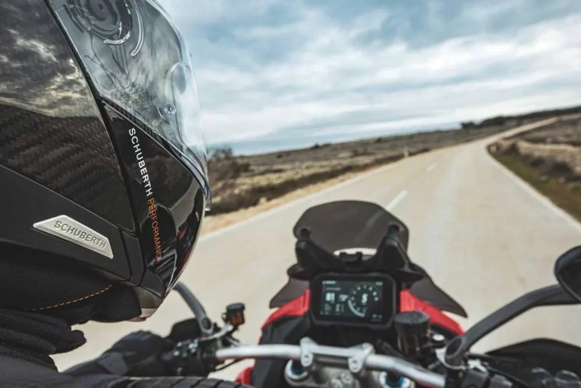 Come può un casco costare 1.500 euro? Vi sveliamo i segreti dello Schuberth C5 Carbon (11)