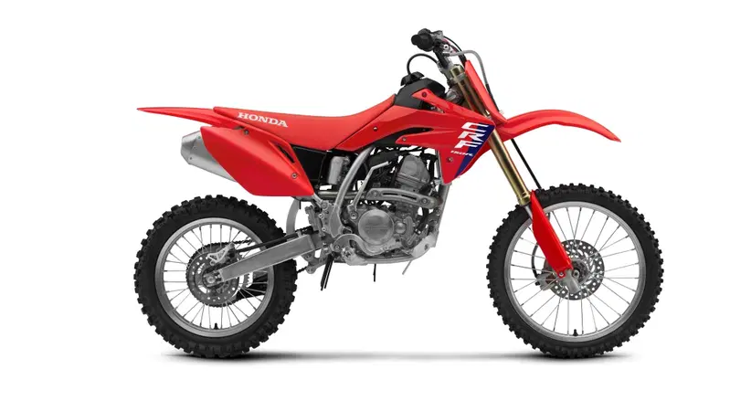Honda CRF 150R, nuova estetica per il MY 2025: per la piccola Cross &egrave; subito family feeling 