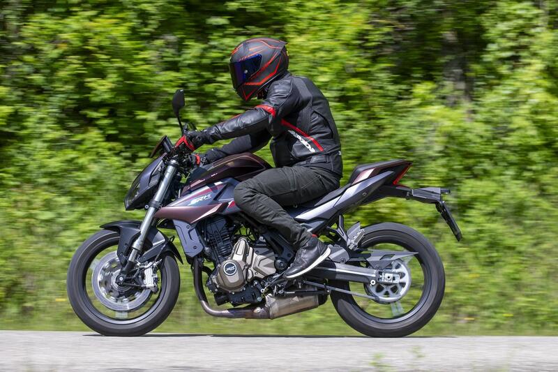 TEST QJ Motor SRK 700: fa quello che promette [VIDEO]