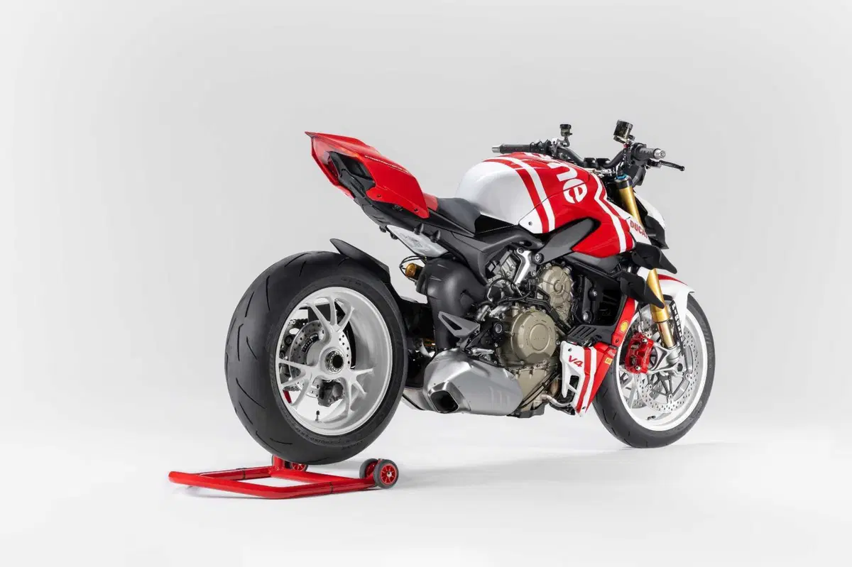 Ducati e Supreme insieme: ecco la Streetfighter V4 da collezione by Drudi Performance (2)