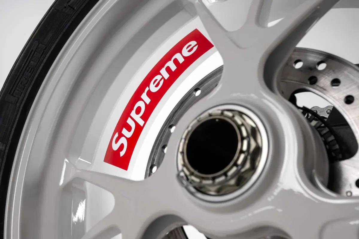 Ducati e Supreme insieme: ecco la Streetfighter V4 da collezione by Drudi Performance (5)
