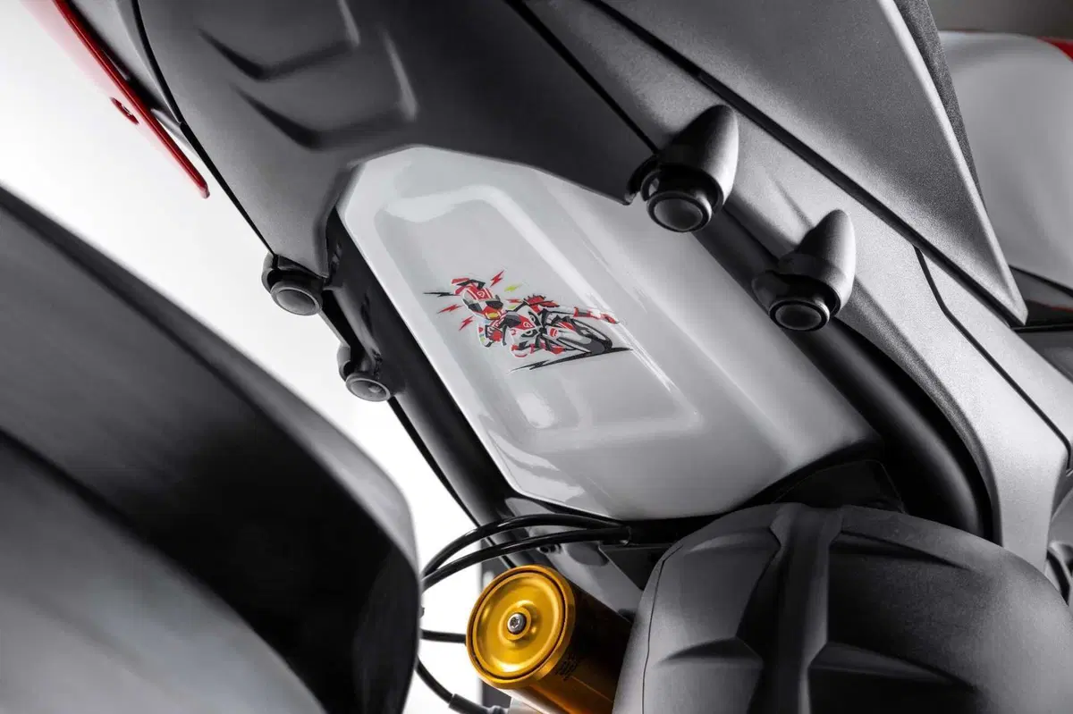 Ducati e Supreme insieme: ecco la Streetfighter V4 da collezione by Drudi Performance (6)