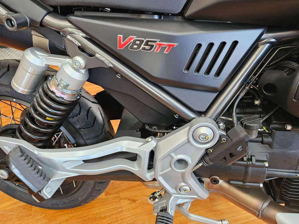 Moto Guzzi V85 TT (2021 - 23) (2)