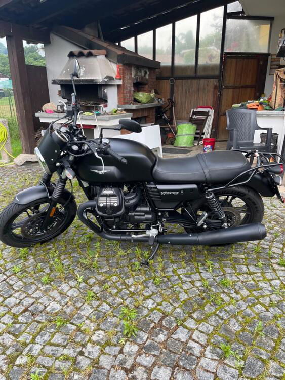 Moto Guzzi V7 III Stone (2017 - 20) (2)