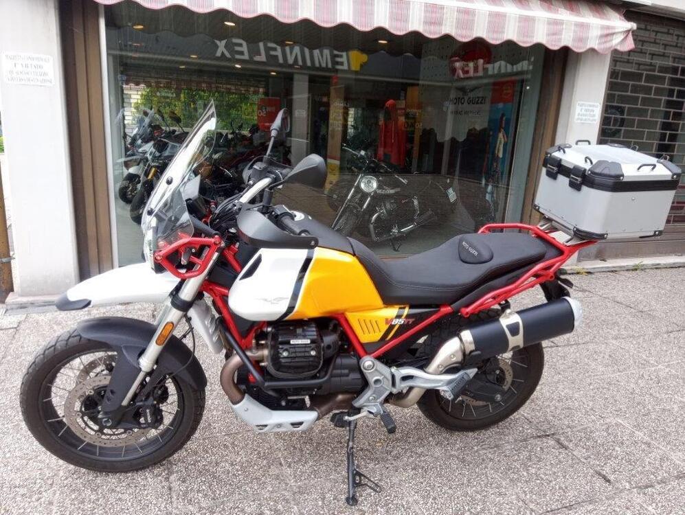 Moto Guzzi V85 TT Evocative Graphics (2021 - 23) (2)