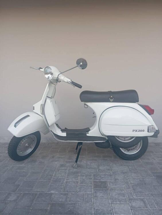 Piaggio P 200 E