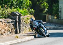 Incredibile al TT: Michael Dunlop si ferma per aggiustare la visiera durante la gara 