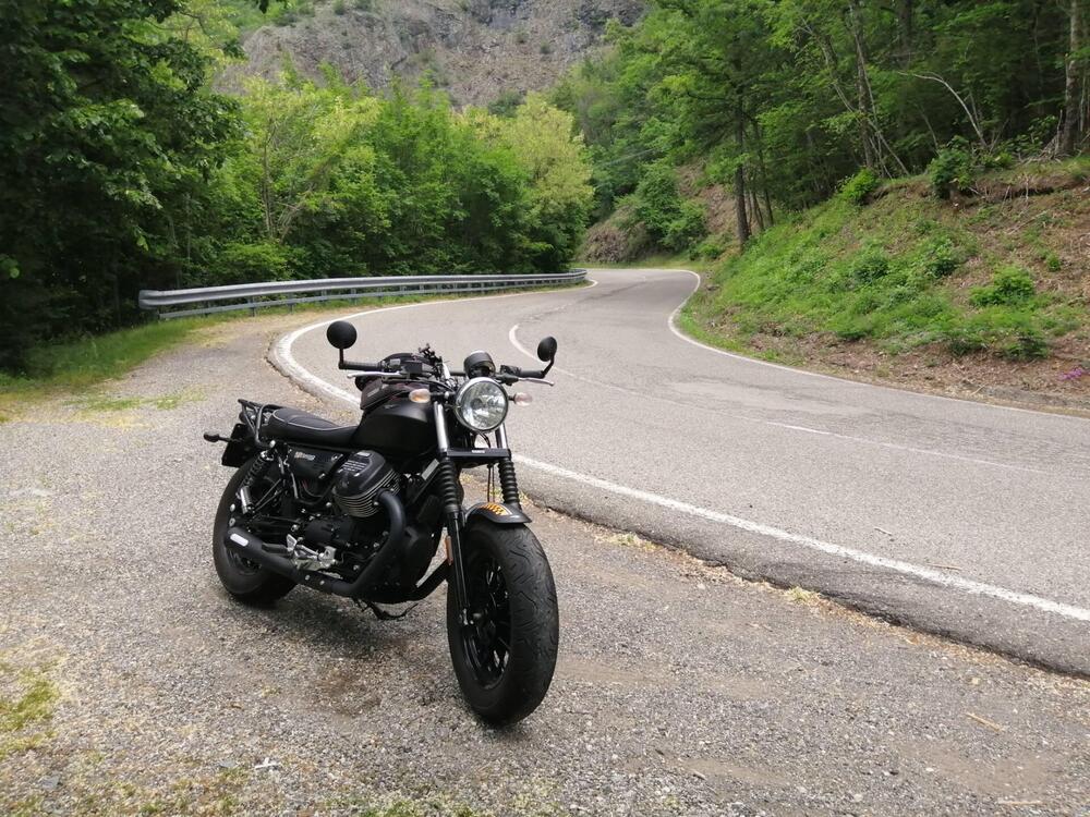 Moto Guzzi V9 Bobber (2016 - 18) (4)