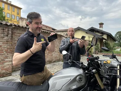 Addio allo smartphone sul manubrio! Ecco lo schermo touch con Carplay e Android auto di Interphone