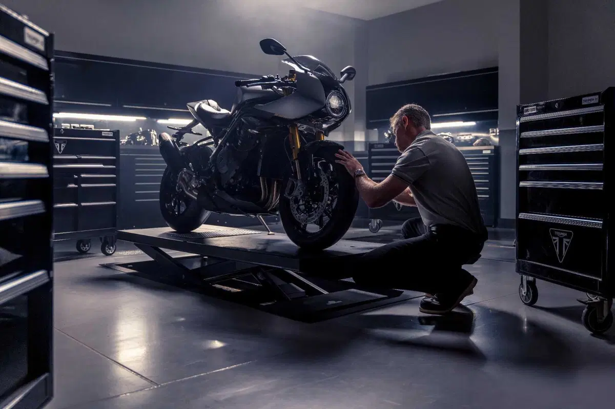 Triumph e Breitling di nuovo insieme, ecco la Speed Triple 1200 RR Breitling
