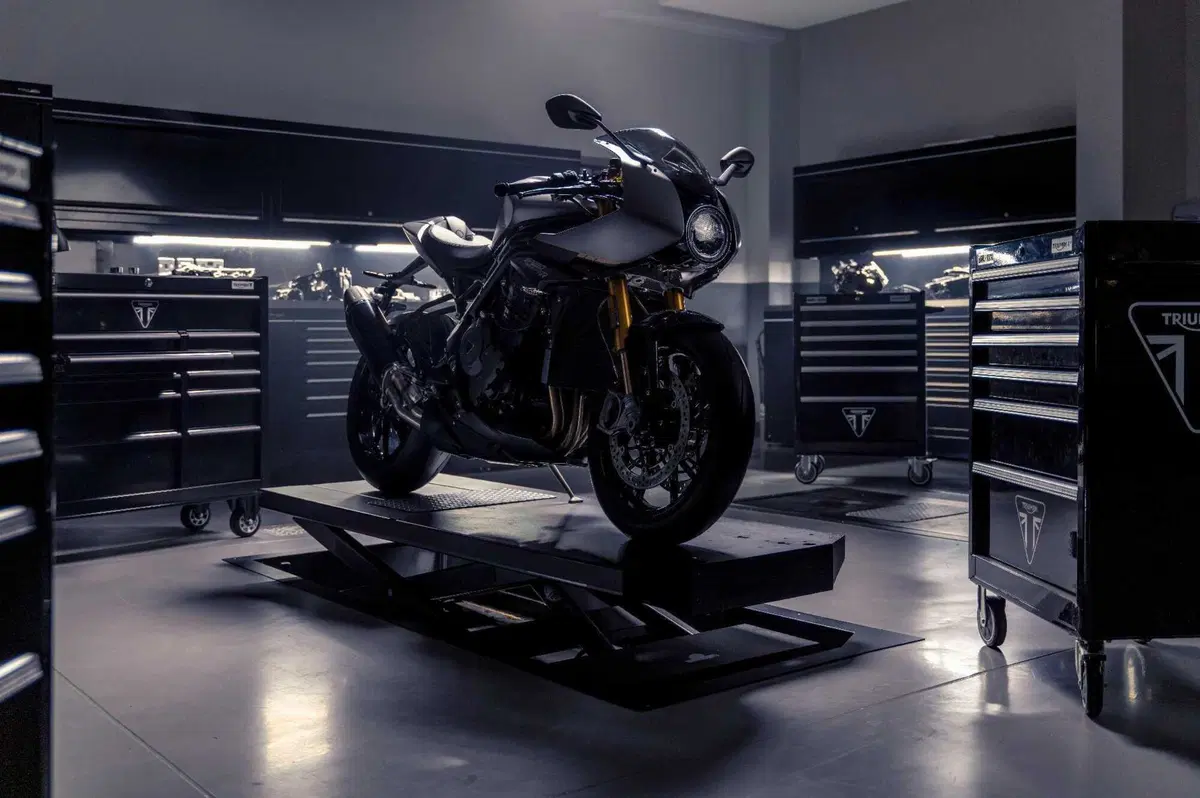 Triumph e Breitling di nuovo insieme, ecco la Speed Triple 1200 RR Breitling (2)