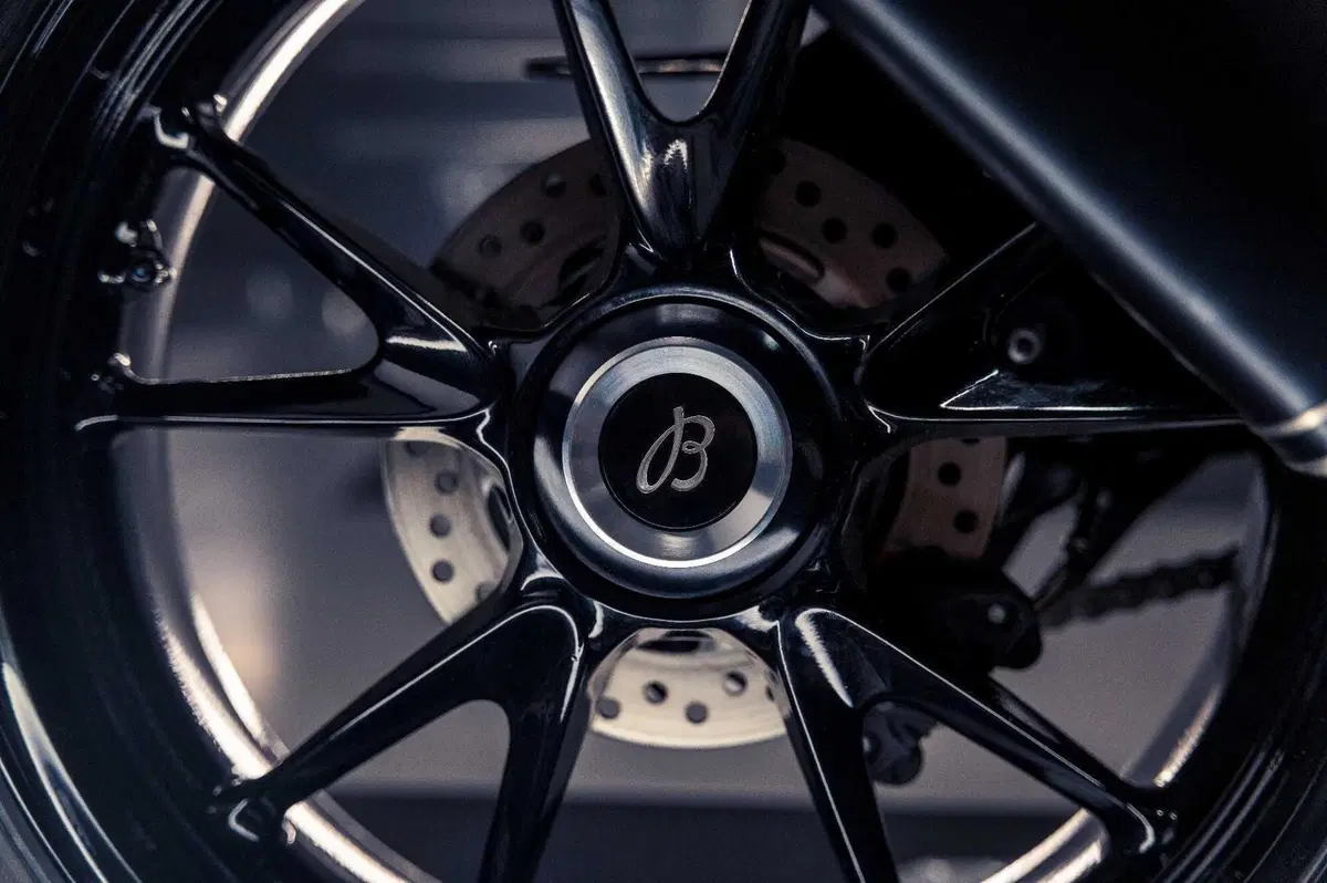 Triumph e Breitling di nuovo insieme, ecco la Speed Triple 1200 RR Breitling (14)