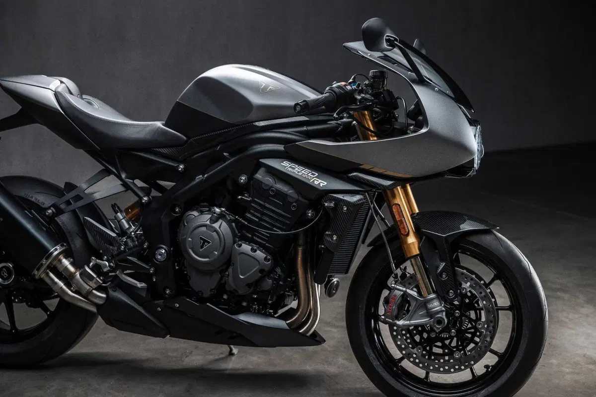 Triumph e Breitling di nuovo insieme, ecco la Speed Triple 1200 RR Breitling (5)