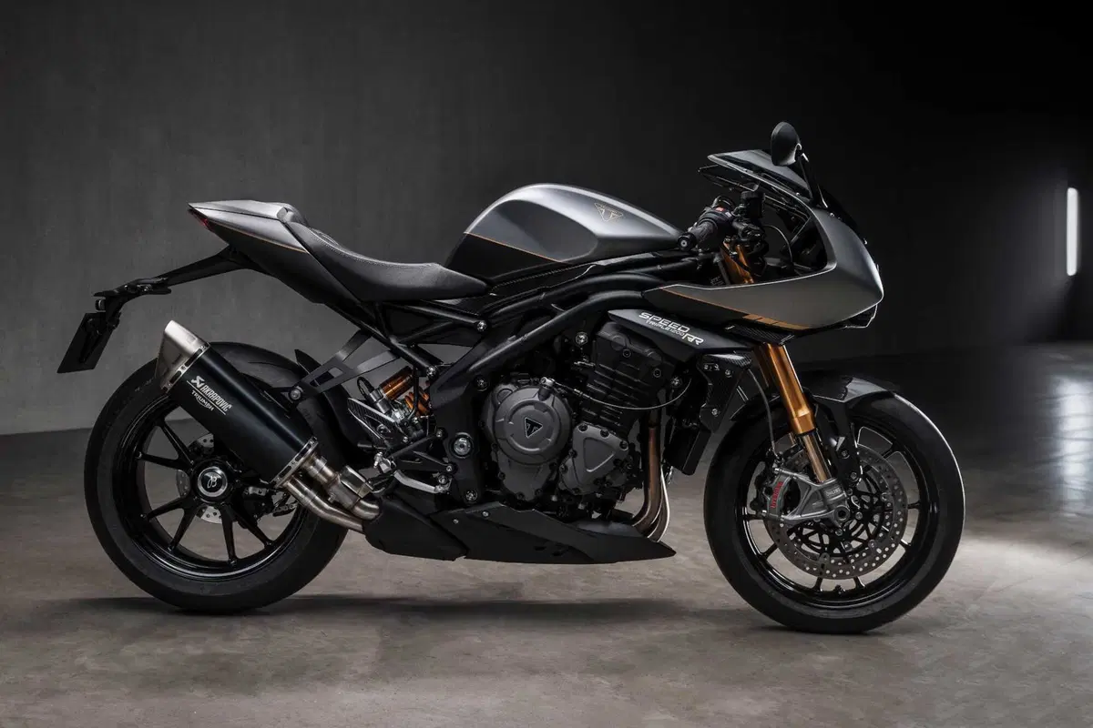 Triumph e Breitling di nuovo insieme, ecco la Speed Triple 1200 RR Breitling (6)