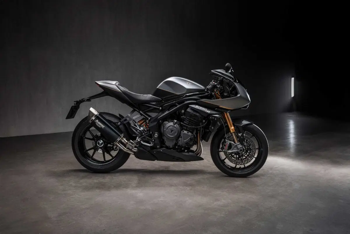 Triumph e Breitling di nuovo insieme, ecco la Speed Triple 1200 RR Breitling (10)