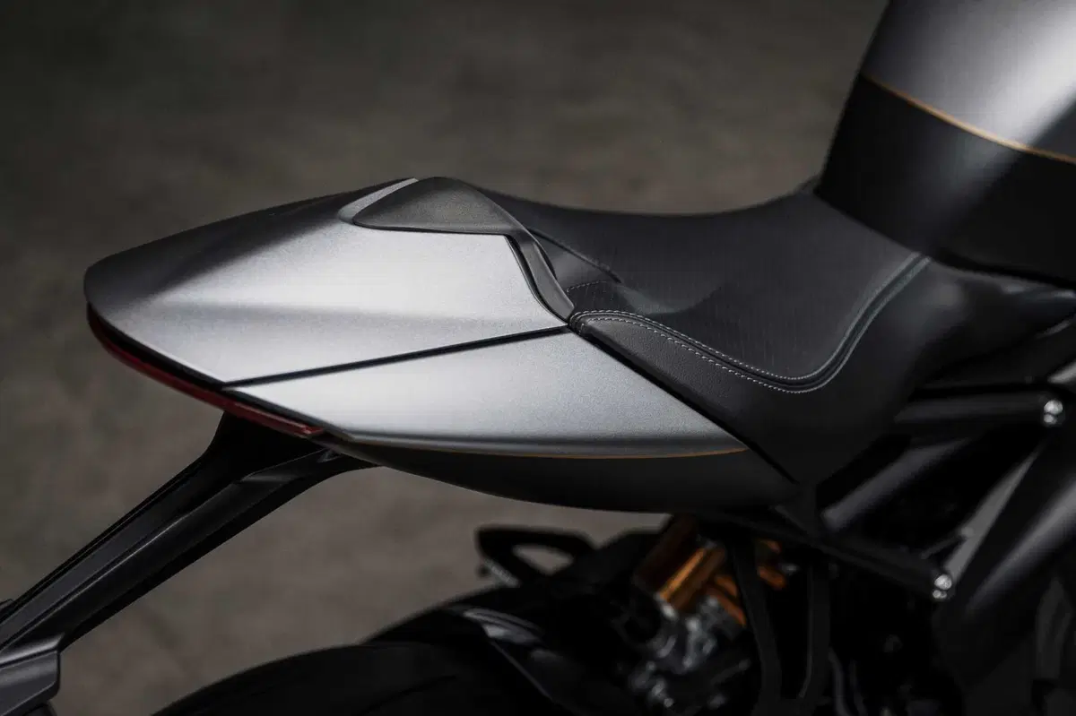Triumph e Breitling di nuovo insieme, ecco la Speed Triple 1200 RR Breitling (11)