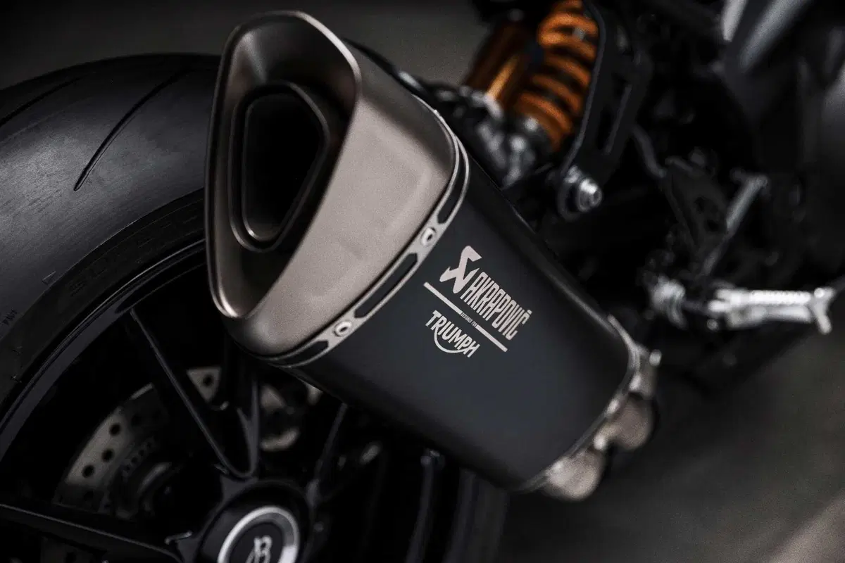 Triumph e Breitling di nuovo insieme, ecco la Speed Triple 1200 RR Breitling (15)