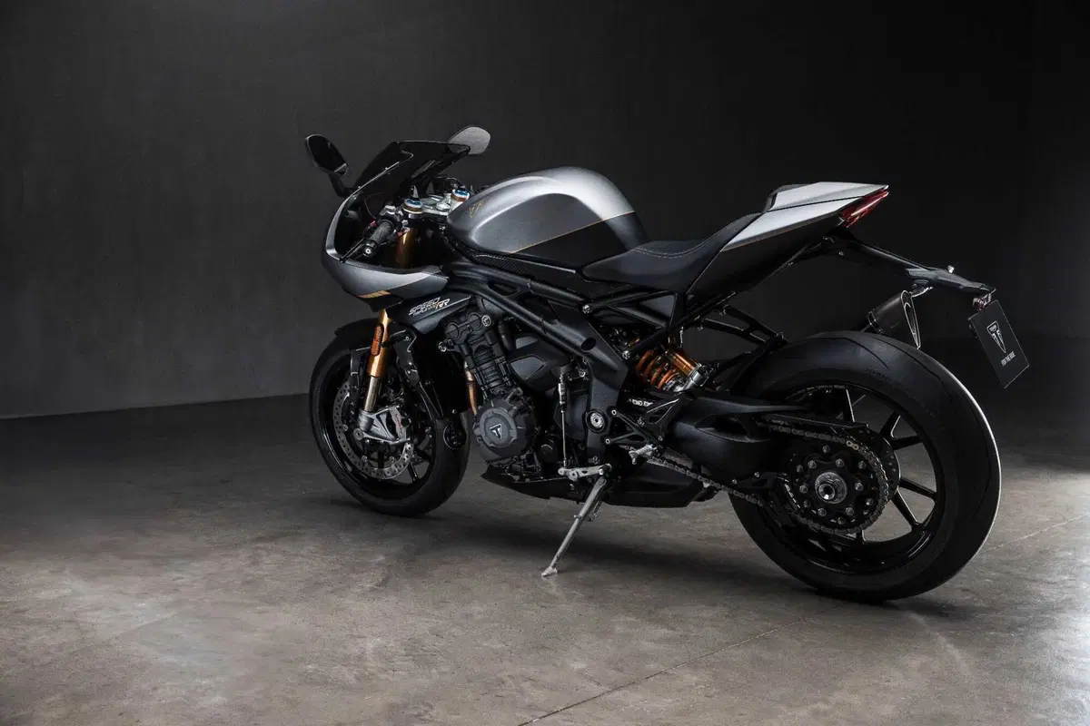 Triumph e Breitling di nuovo insieme, ecco la Speed Triple 1200 RR Breitling (8)