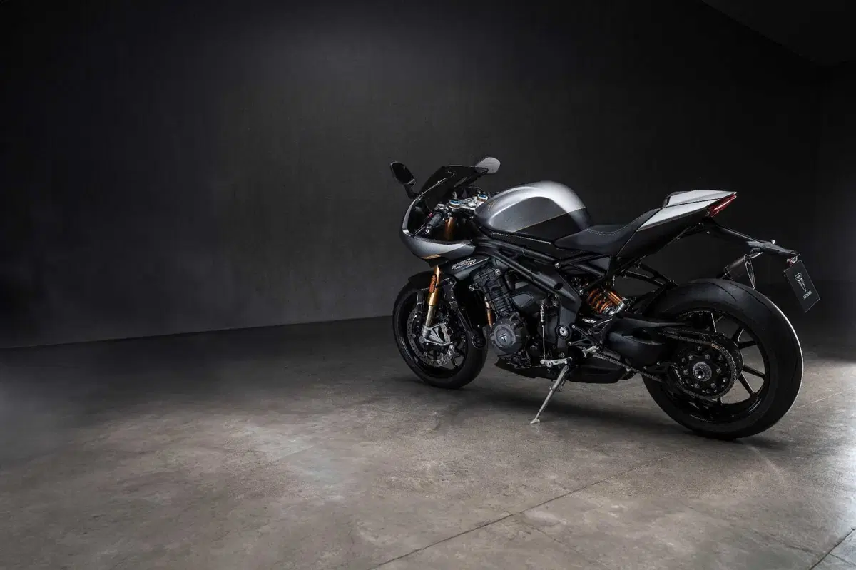 Triumph e Breitling di nuovo insieme, ecco la Speed Triple 1200 RR Breitling (9)