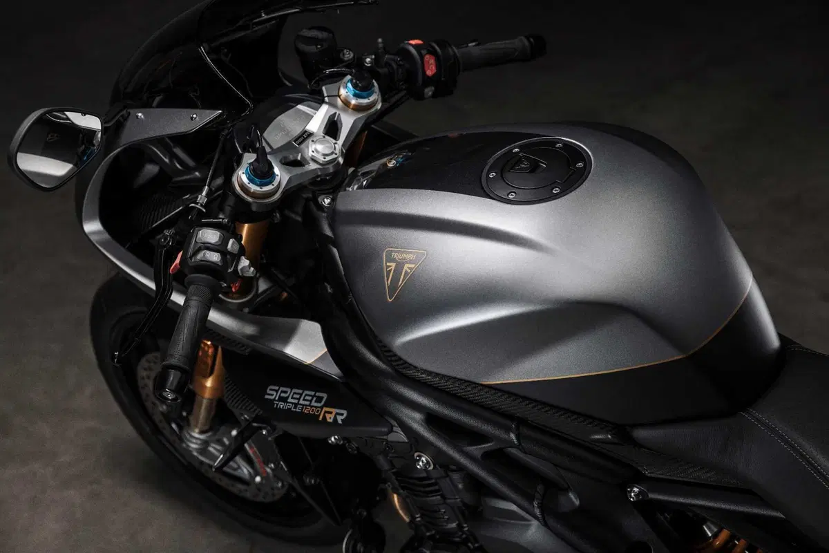 Triumph e Breitling di nuovo insieme, ecco la Speed Triple 1200 RR Breitling (18)
