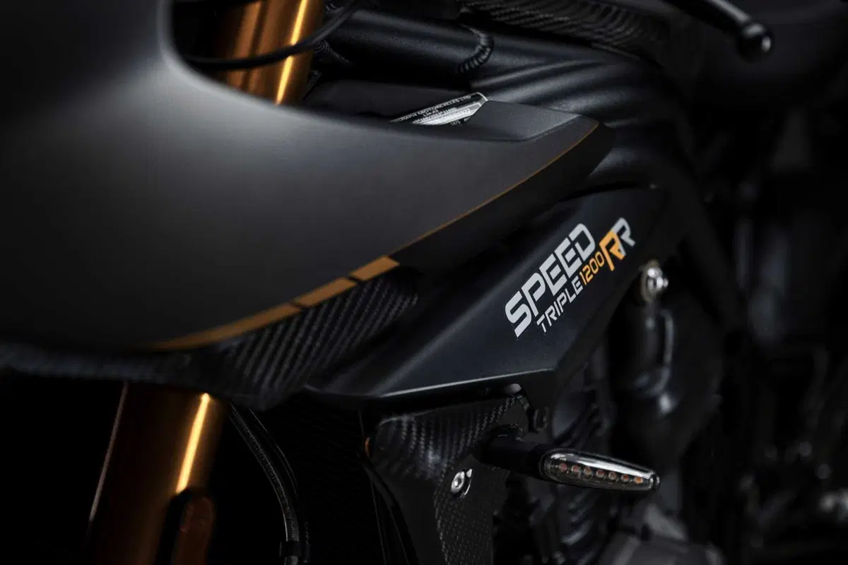 Triumph e Breitling di nuovo insieme, ecco la Speed Triple 1200 RR Breitling (22)