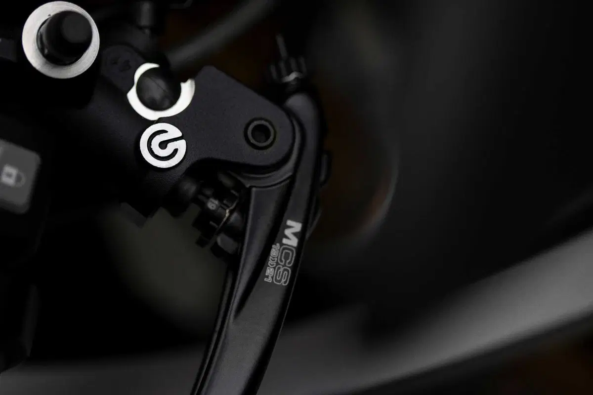 Triumph e Breitling di nuovo insieme, ecco la Speed Triple 1200 RR Breitling (23)