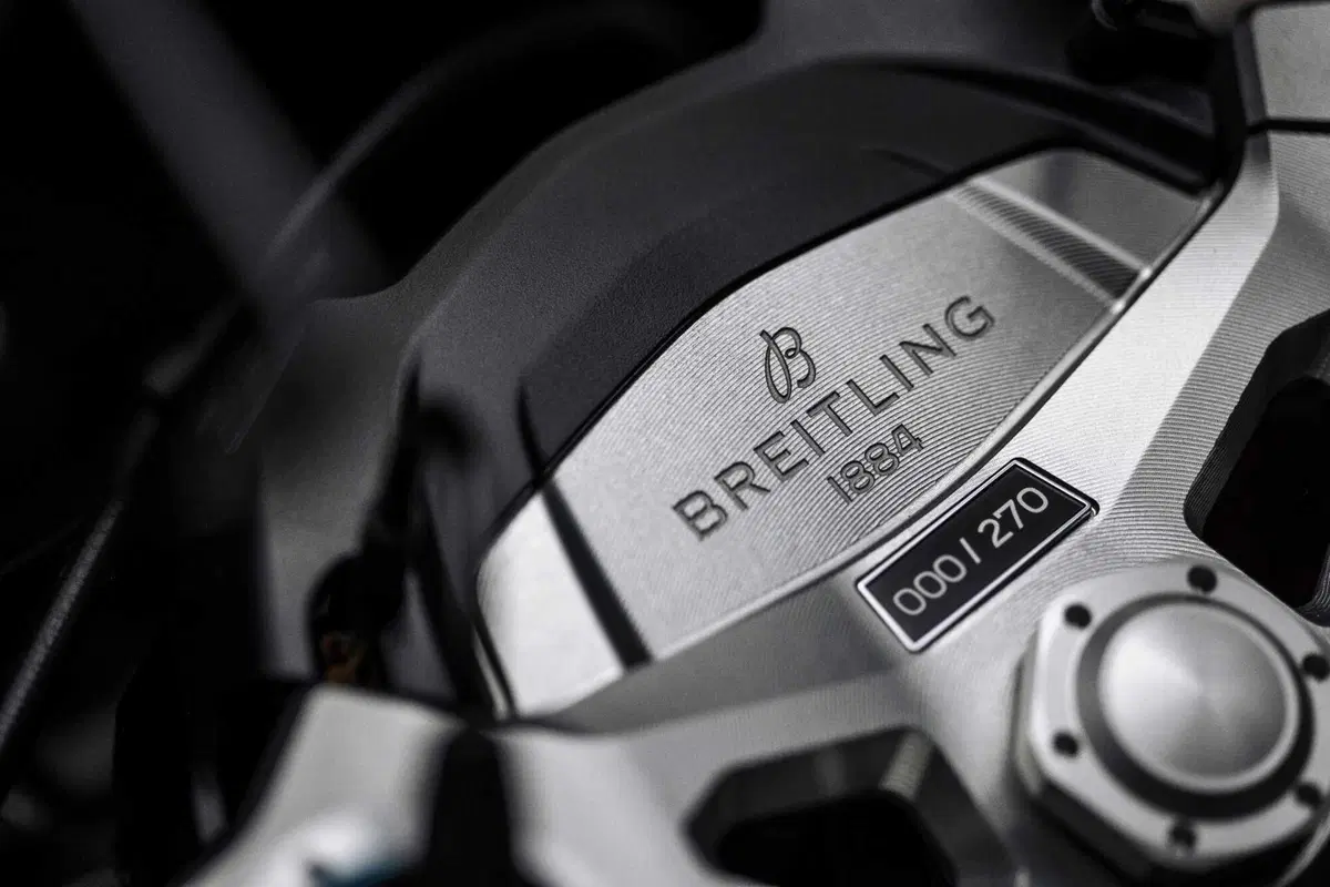 Triumph e Breitling di nuovo insieme, ecco la Speed Triple 1200 RR Breitling (25)