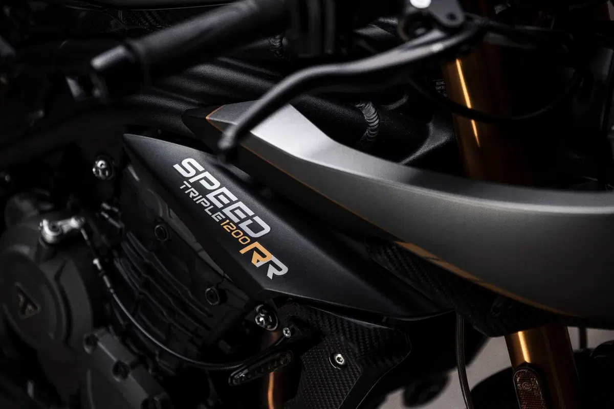 Triumph e Breitling di nuovo insieme, ecco la Speed Triple 1200 RR Breitling (28)