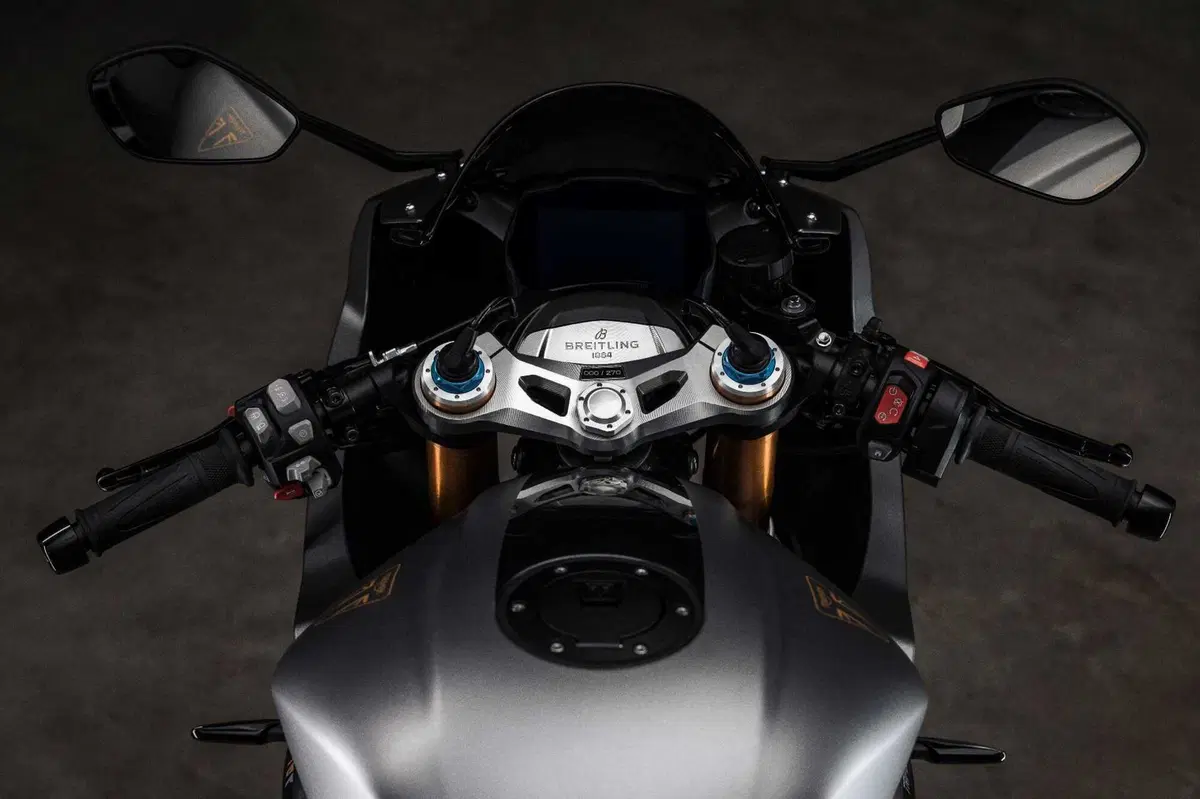 Triumph e Breitling di nuovo insieme, ecco la Speed Triple 1200 RR Breitling (29)