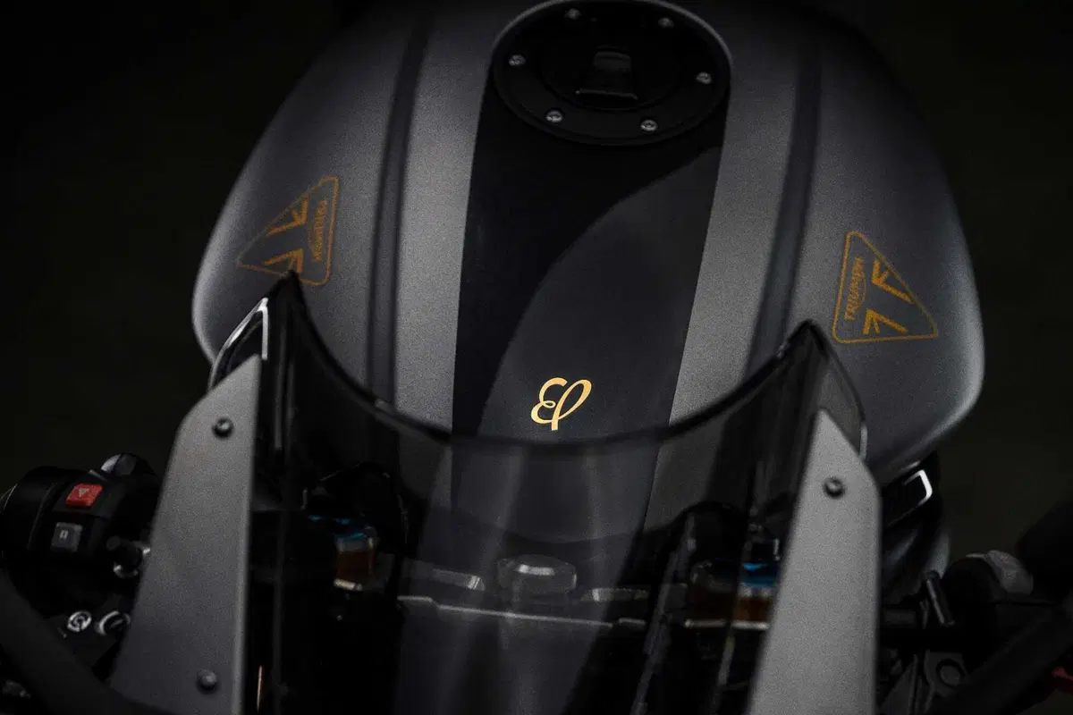 Triumph e Breitling di nuovo insieme, ecco la Speed Triple 1200 RR Breitling (31)