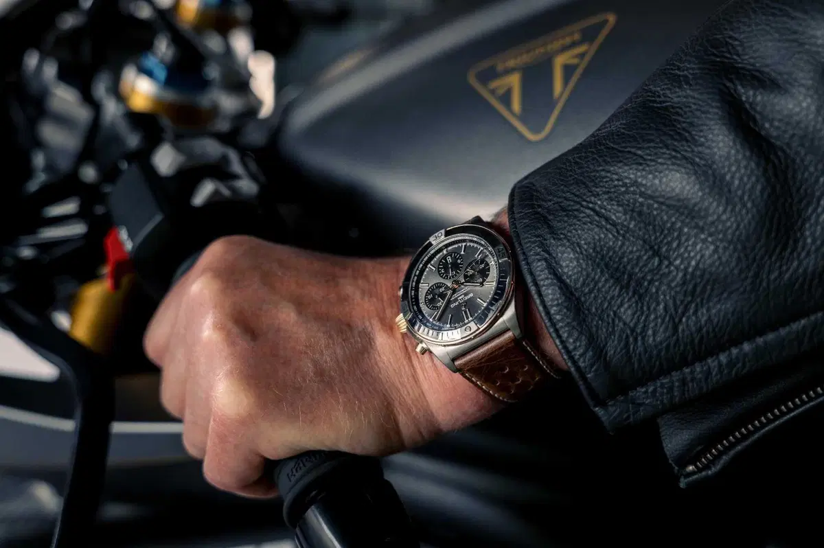 Triumph e Breitling di nuovo insieme, ecco la Speed Triple 1200 RR Breitling (4)