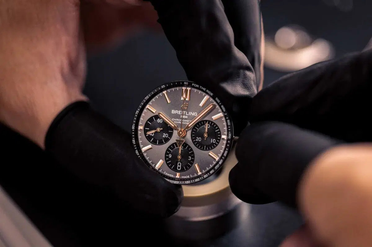 Triumph e Breitling di nuovo insieme, ecco la Speed Triple 1200 RR Breitling (6)