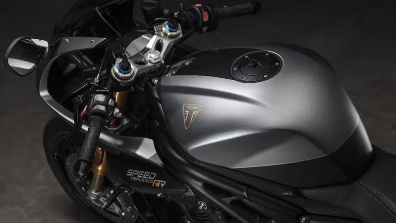 Triumph e Breitling di nuovo insieme, ecco la Speed Triple 1200 RR Breitling