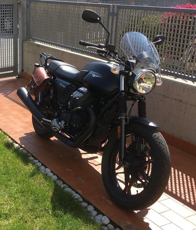 Moto Guzzi V7 III Stone (2017 - 20) (2)