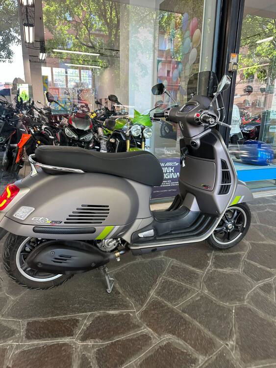 Vespa GTS 300 Super Tech (2023 - 24) (2)