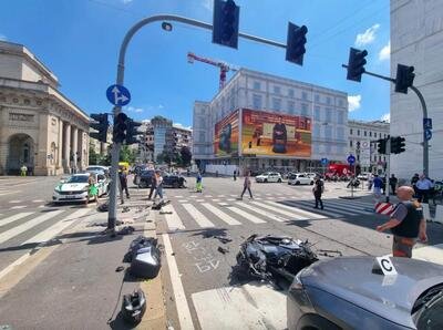 Milano, incidente tra auto e moto in piazza Oberdan: gravissimo un ragazzo