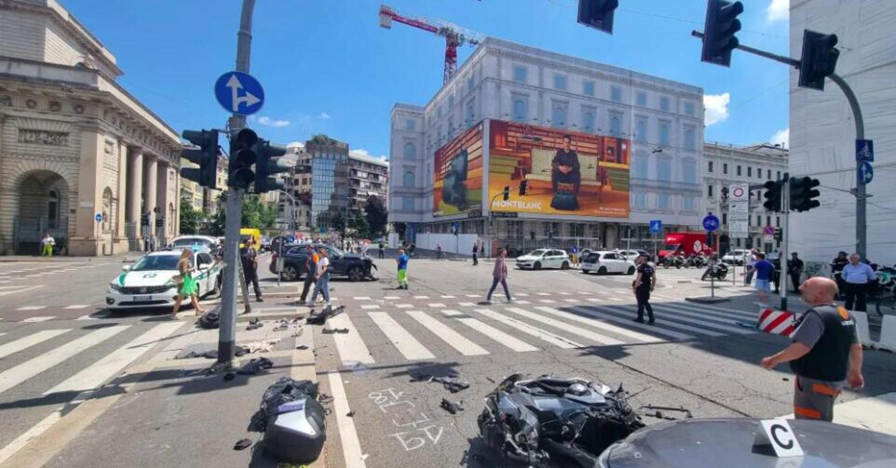 Milano, incidente tra auto e moto in piazza Oberdan: gravissimo un ...