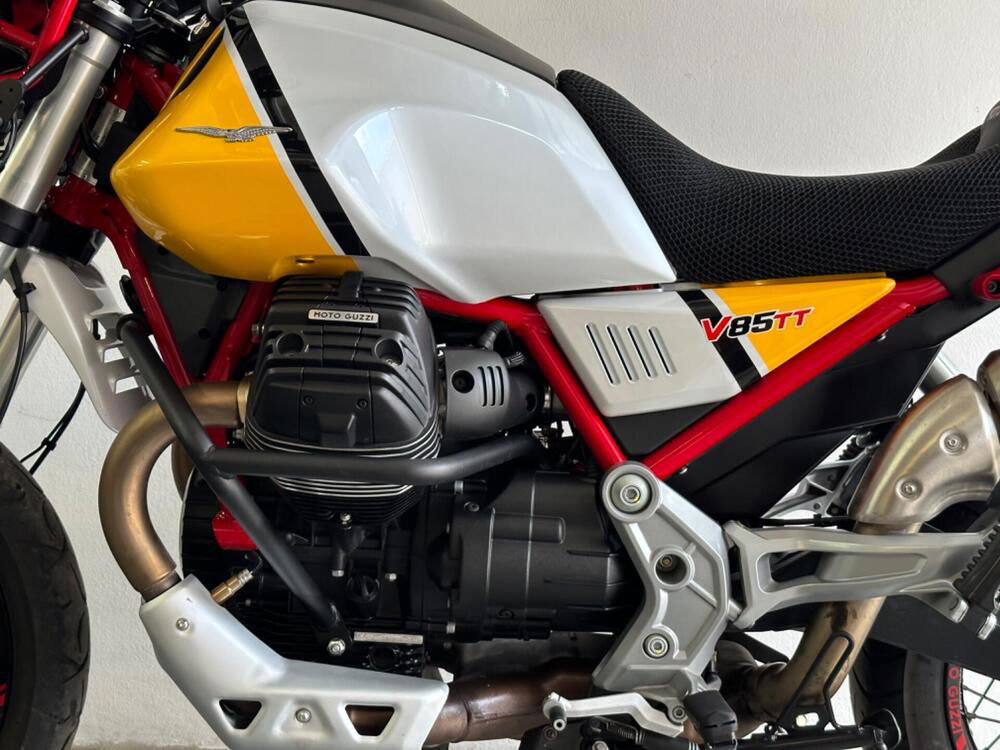 Moto Guzzi V85 TT Evocative Graphics (2019 - 20) (5)