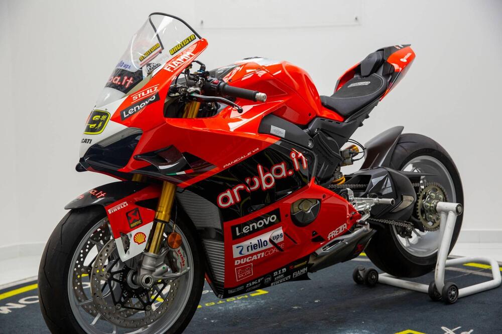 Ducati Panigale V4 Bautista 2022 World Champion Replica (2023) (3)