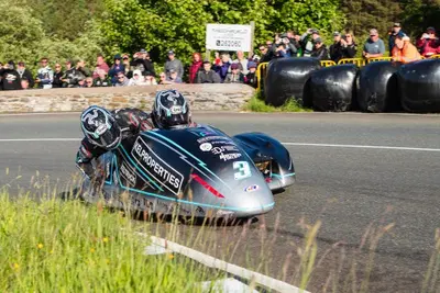 Tourist Trophy 2024, nei Sidecar dominano i fratelli Crowe!