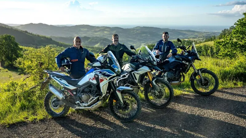 Comparativa novit&agrave; Maxi Enduro 2024 21". BMW F 900 GS vs Honda CRF1100L ES Africa Twin vs Triumph Tiger 900 Rally Pro: il confronto in fuoristrada [VIDEO E GALLERY]