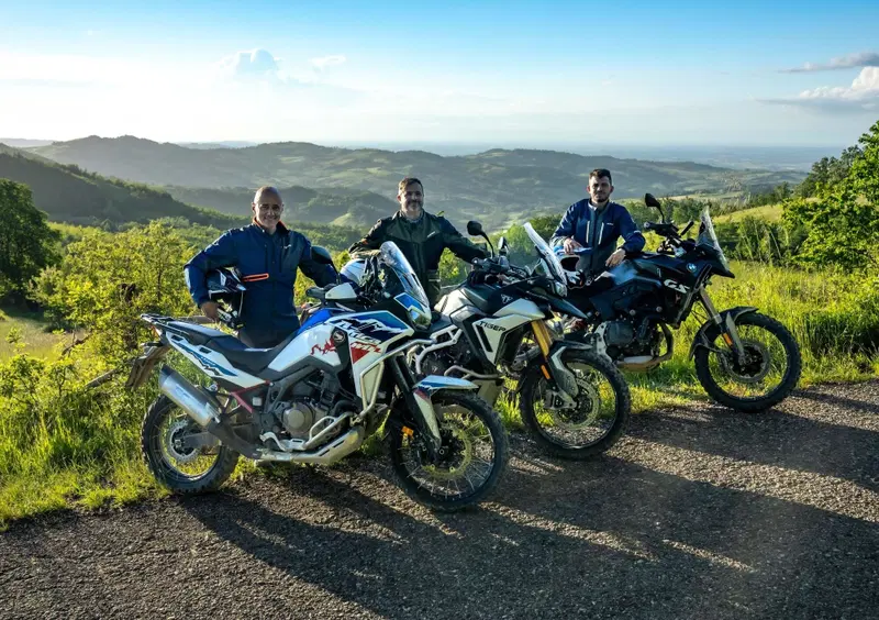 Comparativa novit&agrave; Maxi Enduro 2024 21". BMW F 900 GS vs Honda CRF1100L ES Africa Twin vs Triumph Tiger 900 Rally Pro: il confronto in fuoristrada [VIDEO E GALLERY]