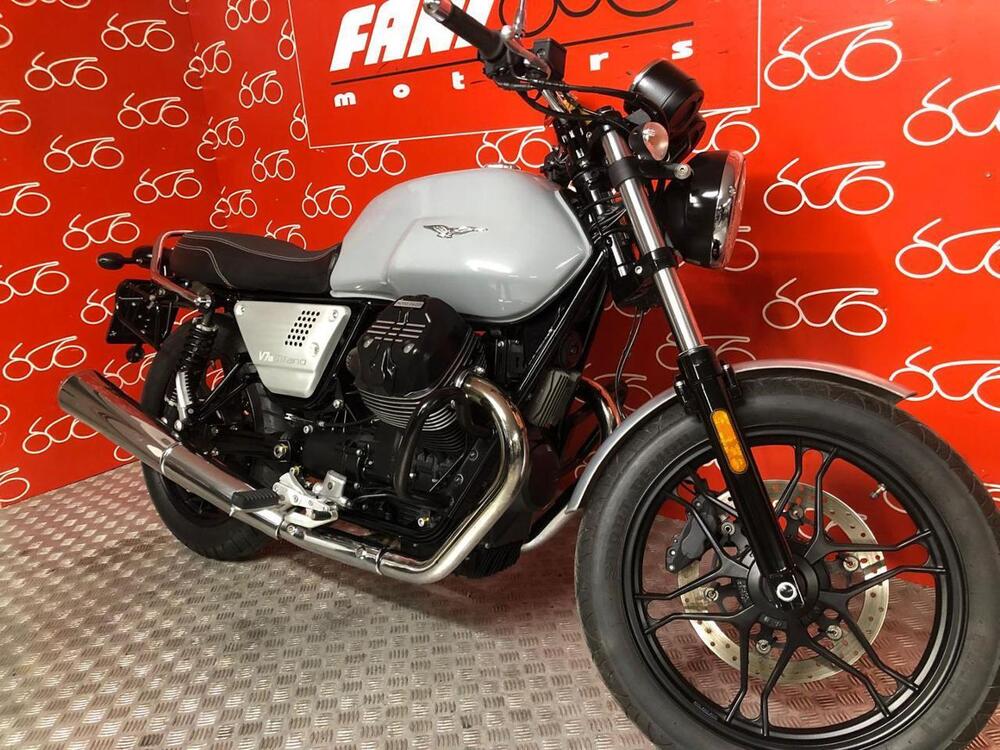 Moto Guzzi V7 III Stone (2017 - 20) (2)