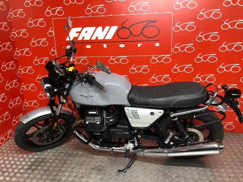 Moto Guzzi V7 III Stone (2017 - 20) (3)