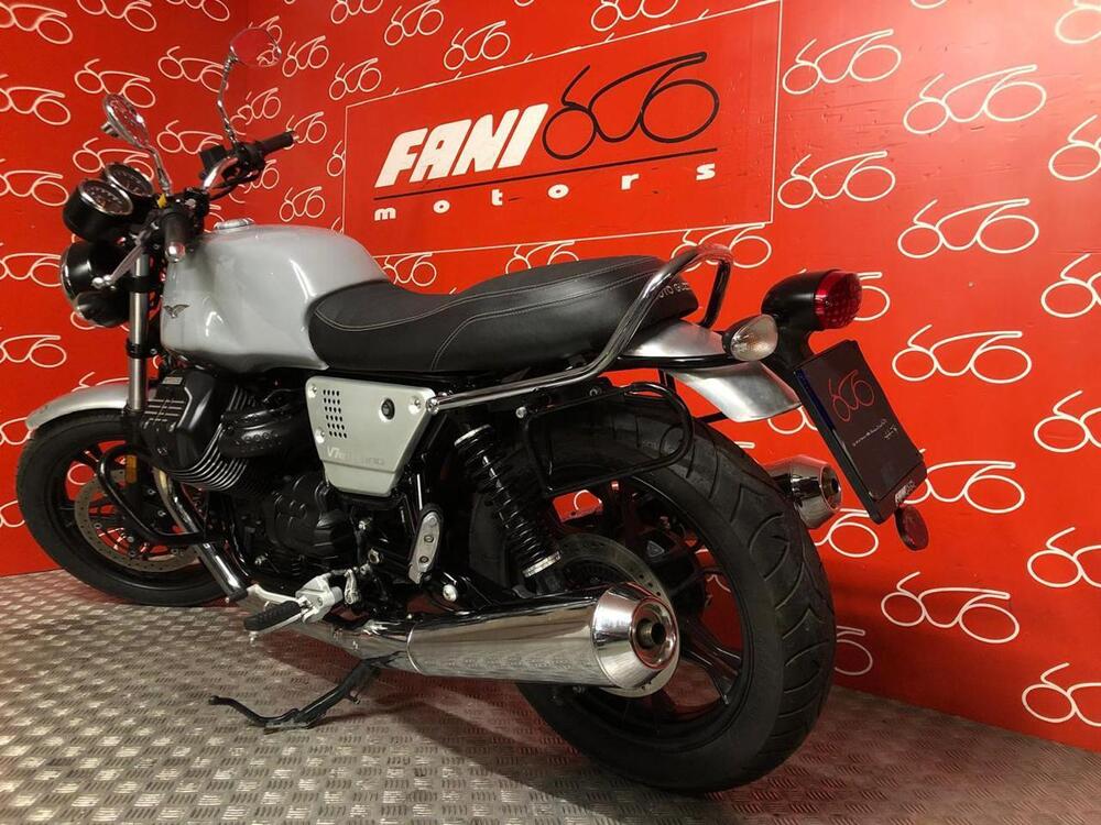 Moto Guzzi V7 III Stone (2017 - 20) (4)