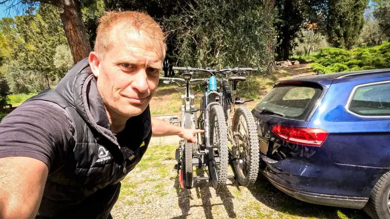 Portabici da gancio di traino: come si monta? Cosa fare per essere in regola? [VIDEO]