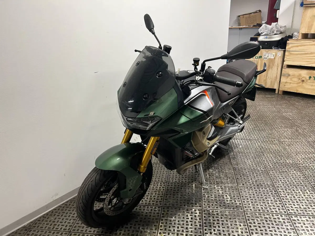 Moto Guzzi V100 Mandello S (2022 - 24) (3)