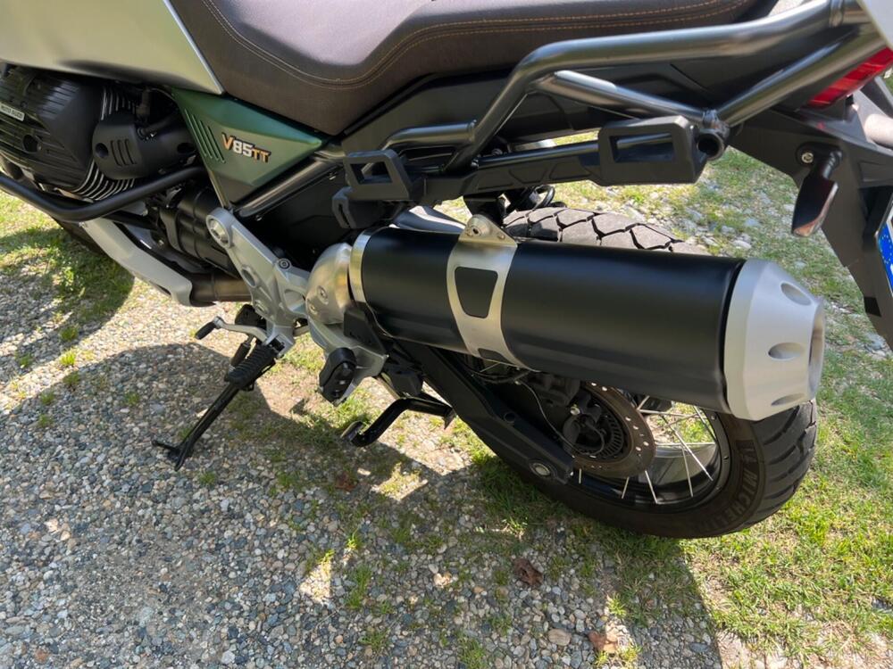 Moto Guzzi V85 TT Centenario (2021 - 22) (3)