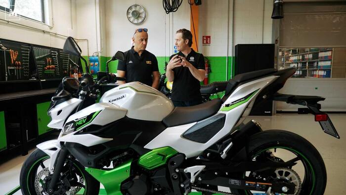 Enrico Bessolo (a destra) insieme al nostro Perfetti all'interno di Kawasaki Italia, alle porte di Milano